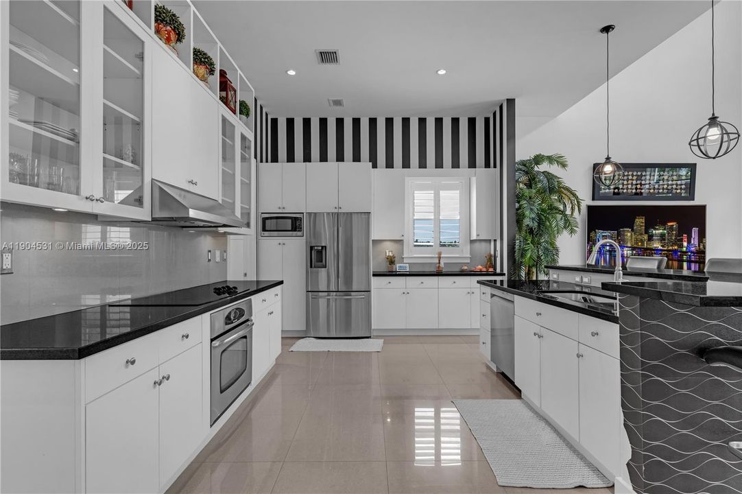 合同活跃: $1,650,000 (4 贝兹, 4 浴室, 3360 平方英尺)