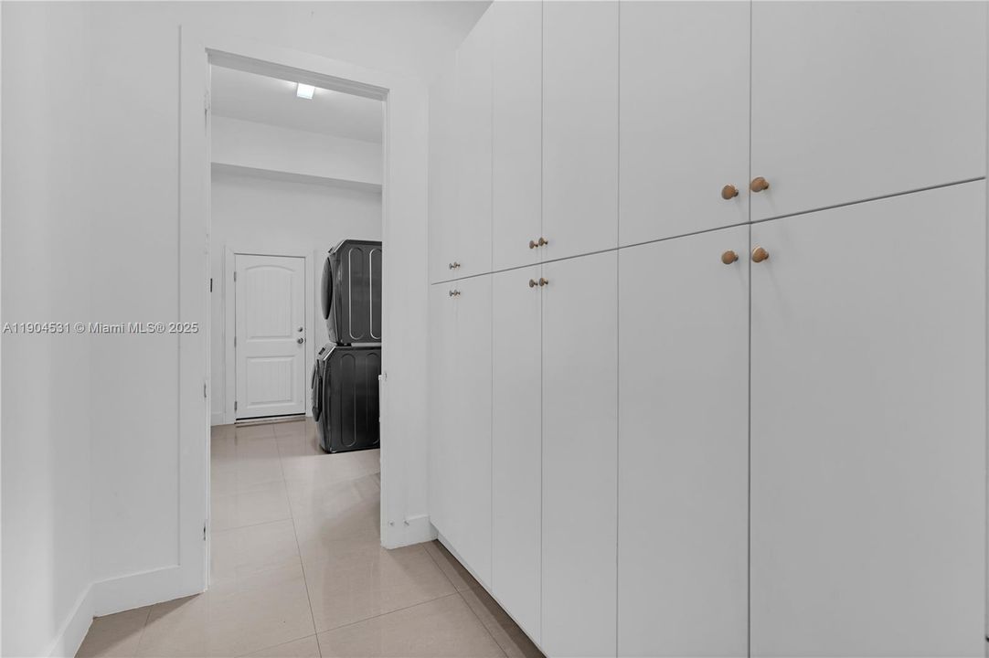 合同活跃: $1,650,000 (4 贝兹, 4 浴室, 3360 平方英尺)