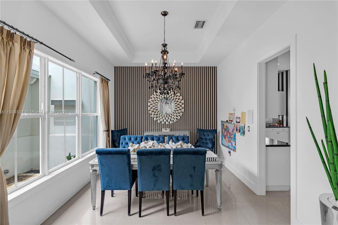 合同活跃: $1,650,000 (4 贝兹, 4 浴室, 3360 平方英尺)