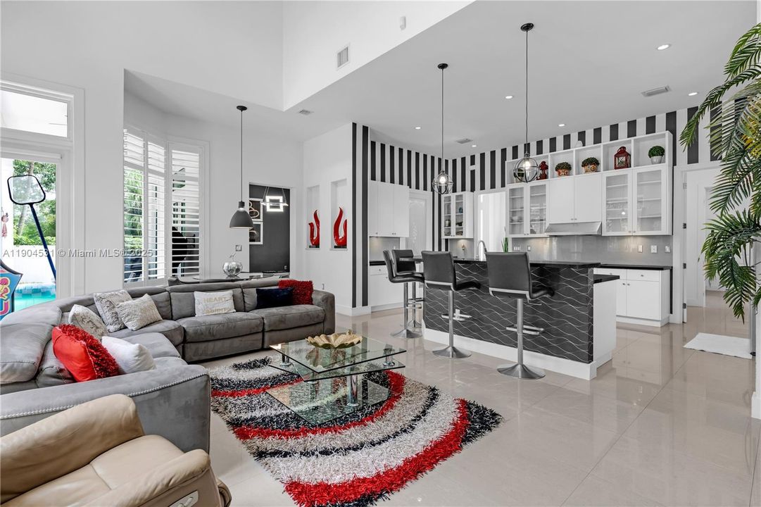 合同活跃: $1,650,000 (4 贝兹, 4 浴室, 3360 平方英尺)