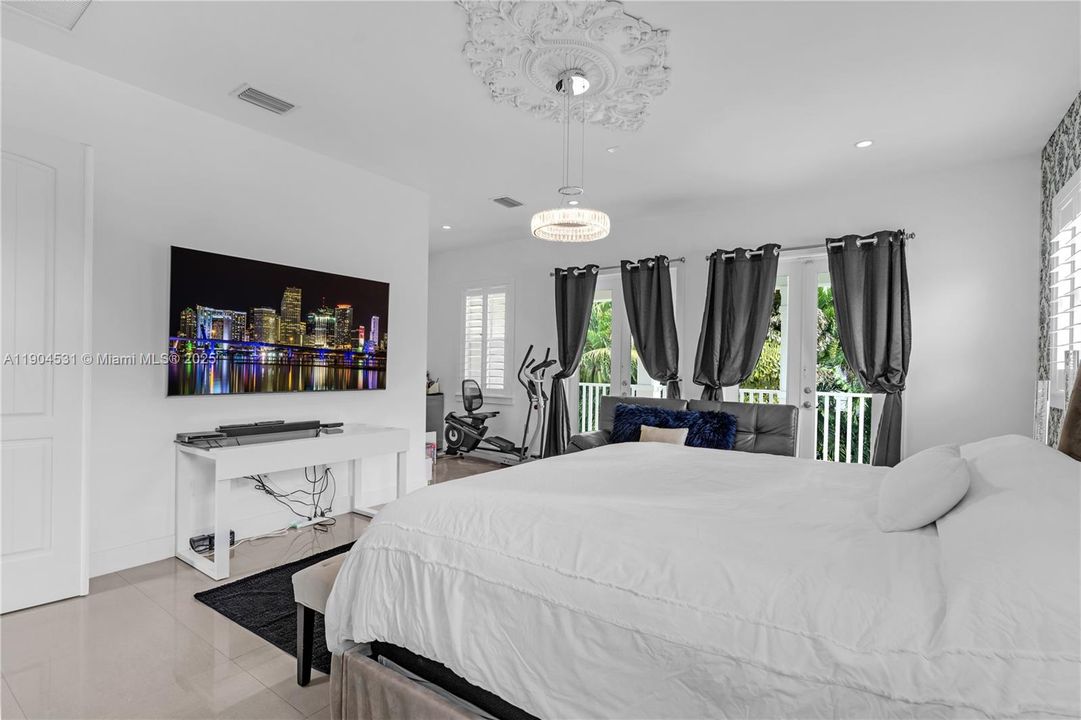 合同活跃: $1,650,000 (4 贝兹, 4 浴室, 3360 平方英尺)