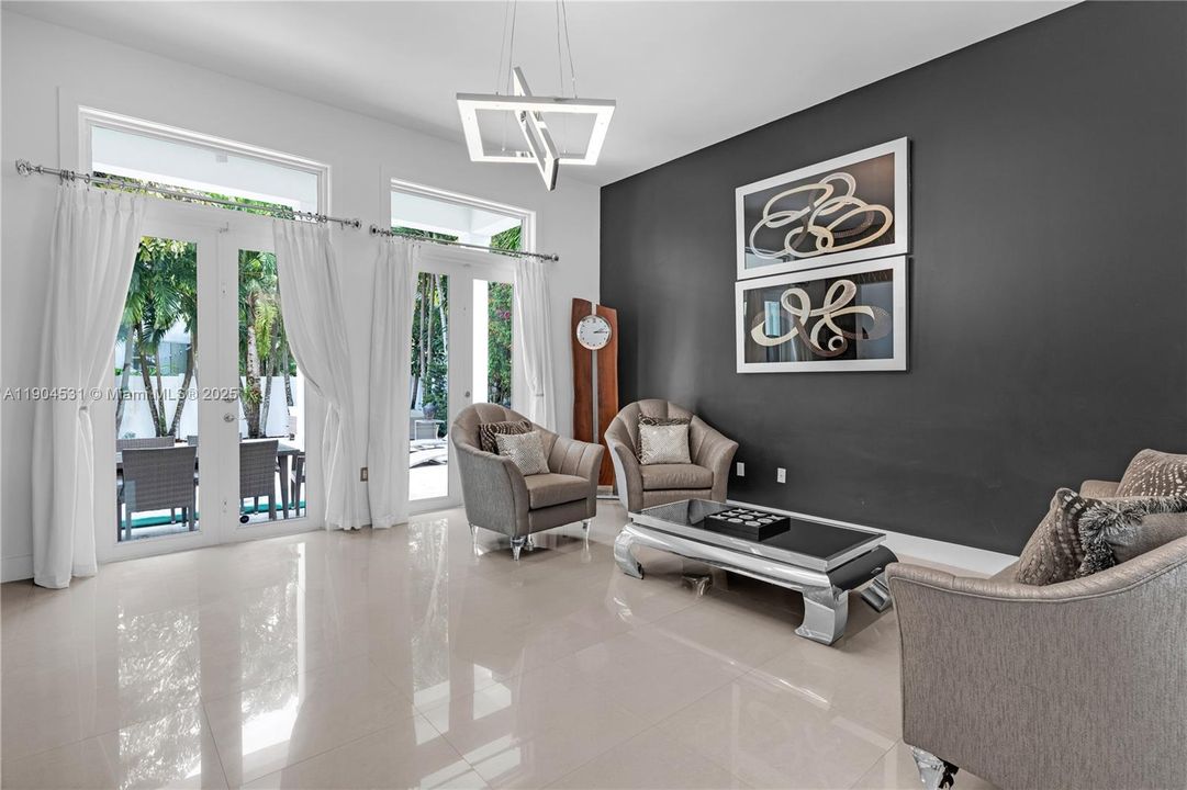 合同活跃: $1,650,000 (4 贝兹, 4 浴室, 3360 平方英尺)