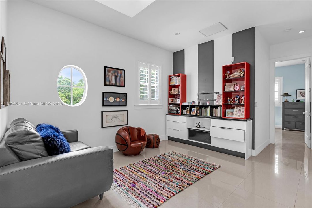 合同活跃: $1,650,000 (4 贝兹, 4 浴室, 3360 平方英尺)