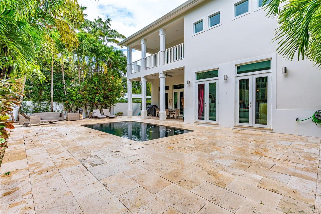 合同活跃: $1,650,000 (4 贝兹, 4 浴室, 3360 平方英尺)