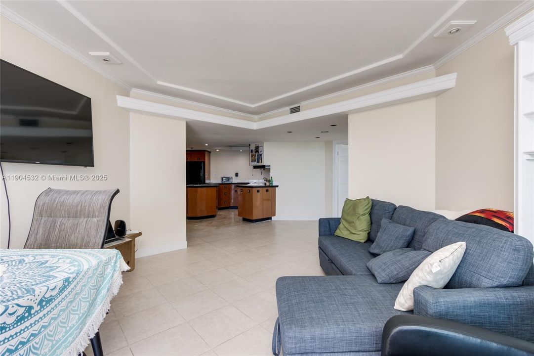 For Sale: $409,000 (2 beds, 2 baths, 1094 Square Feet)