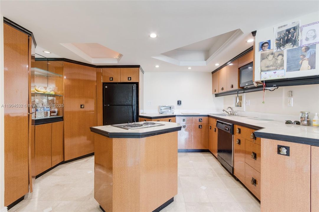 For Sale: $409,000 (2 beds, 2 baths, 1094 Square Feet)