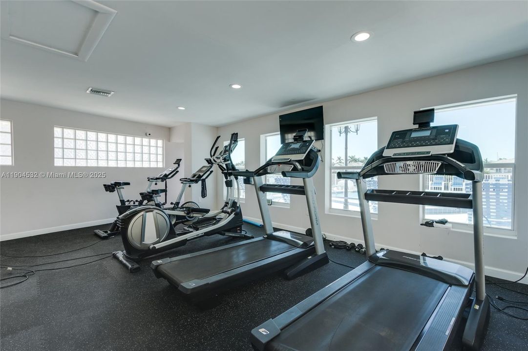 For Sale: $409,000 (2 beds, 2 baths, 1094 Square Feet)