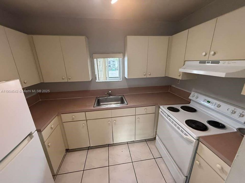 Active With Contract: $2,075 (2 beds, 1 baths, 760 Square Feet)