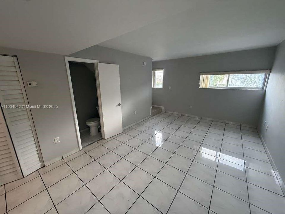 Active With Contract: $2,075 (2 beds, 1 baths, 760 Square Feet)