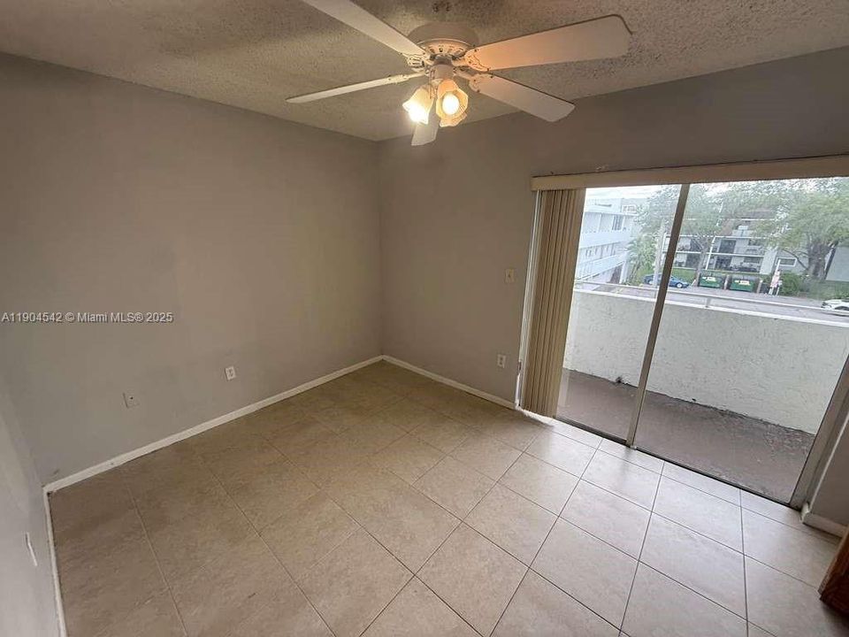 Active With Contract: $2,075 (2 beds, 1 baths, 760 Square Feet)