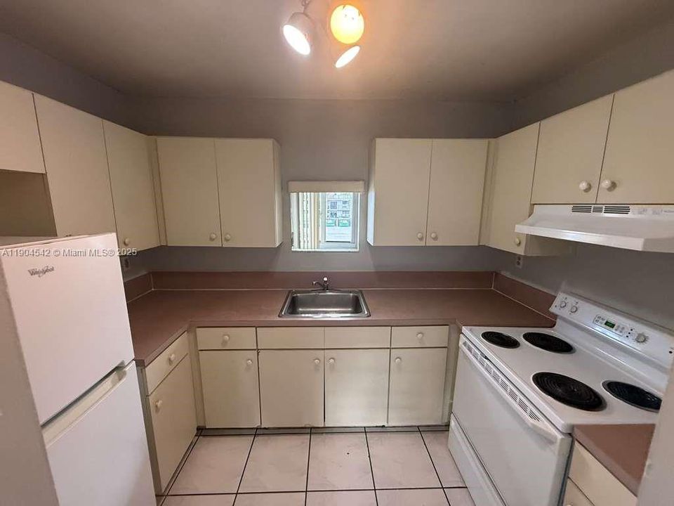 Active With Contract: $2,075 (2 beds, 1 baths, 760 Square Feet)