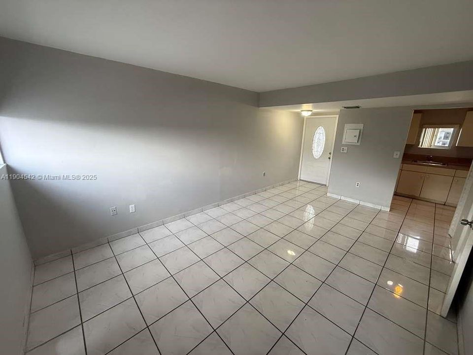 Active With Contract: $2,075 (2 beds, 1 baths, 760 Square Feet)
