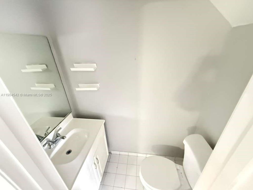 Active With Contract: $2,075 (2 beds, 1 baths, 760 Square Feet)