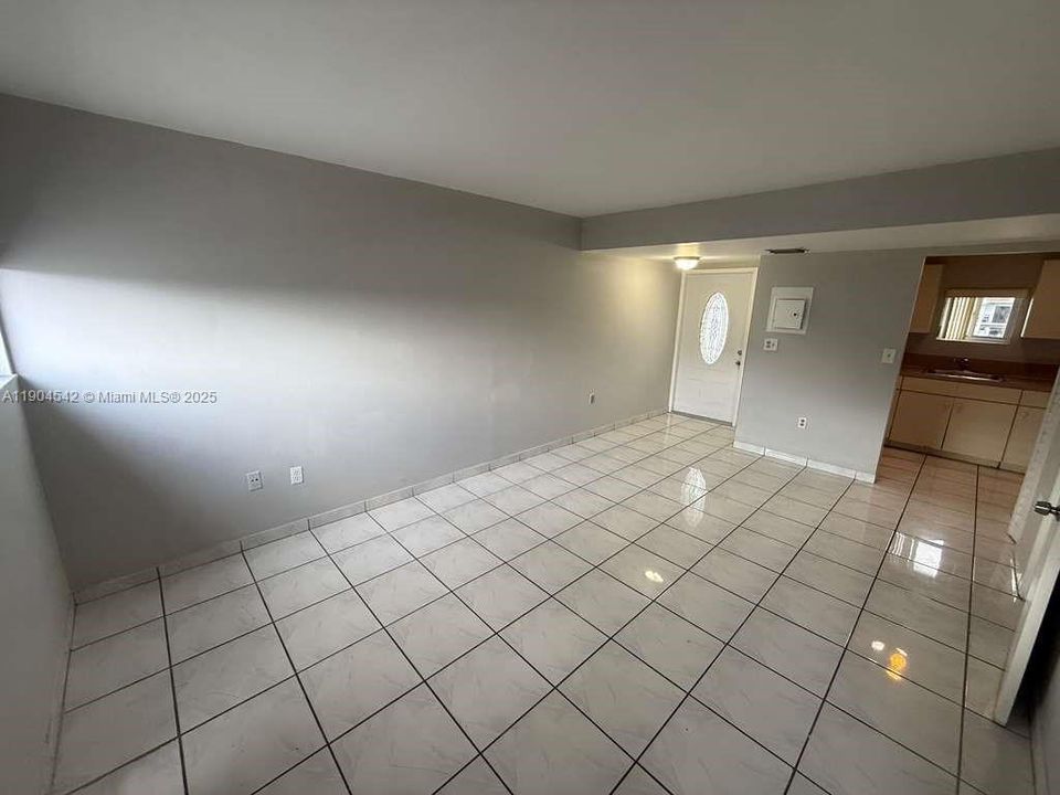 Active With Contract: $2,075 (2 beds, 1 baths, 760 Square Feet)