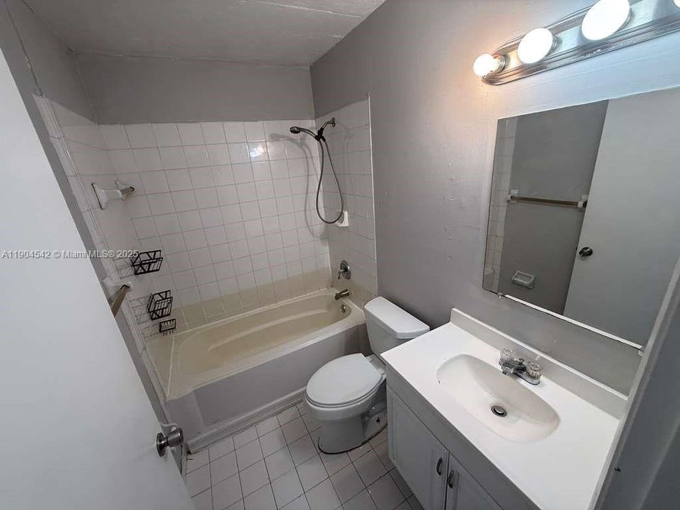 Active With Contract: $2,075 (2 beds, 1 baths, 760 Square Feet)