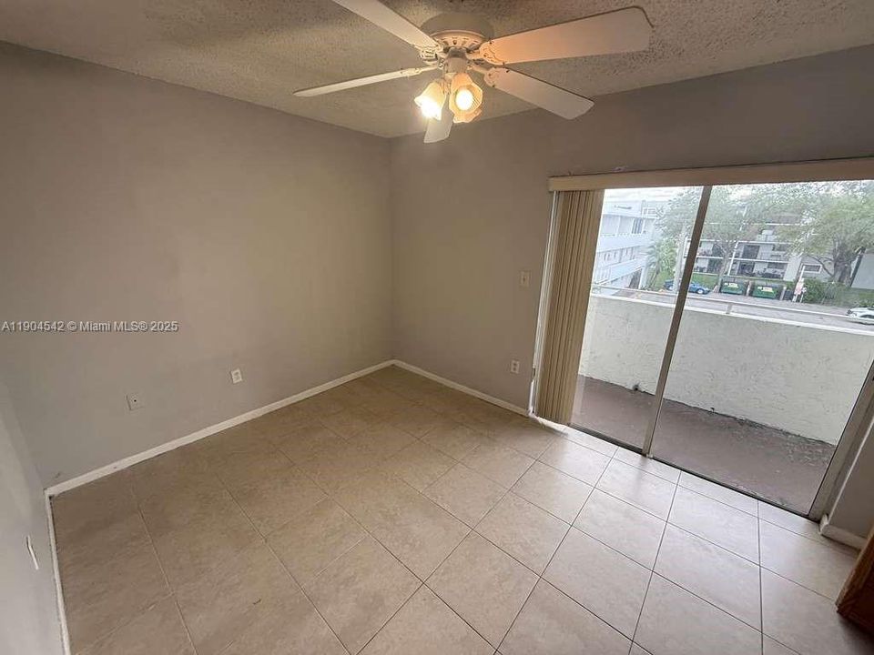 Active With Contract: $2,075 (2 beds, 1 baths, 760 Square Feet)