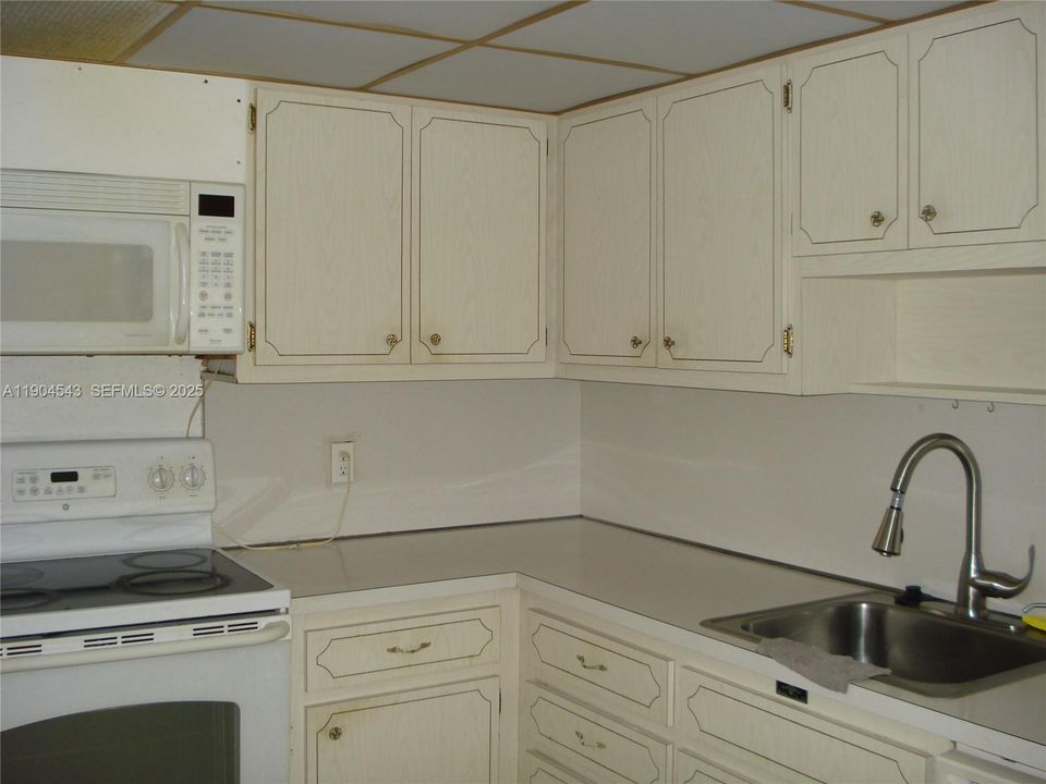 For Rent: $1,900 (1 beds, 1 baths, 798 Square Feet)