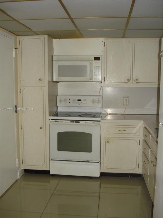 For Rent: $1,900 (1 beds, 1 baths, 798 Square Feet)