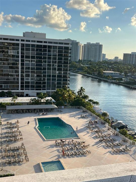 For Rent: $1,900 (1 beds, 1 baths, 798 Square Feet)