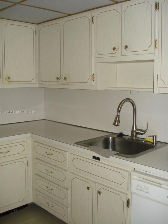 For Rent: $1,900 (1 beds, 1 baths, 798 Square Feet)