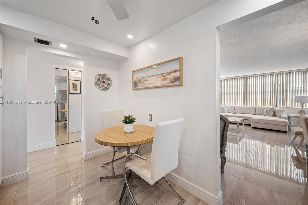 合同活跃: $189,000 (2 贝兹, 2 浴室, 1160 平方英尺)