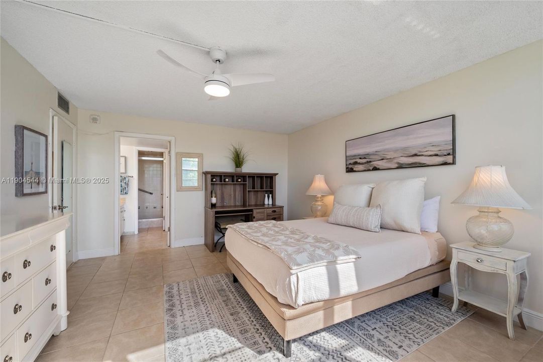 合同活跃: $189,000 (2 贝兹, 2 浴室, 1160 平方英尺)