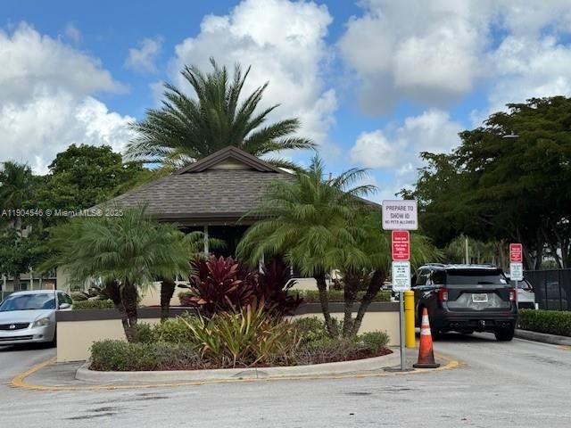 待售: $149,000 (1 贝兹, 1 浴室, 811 平方英尺)