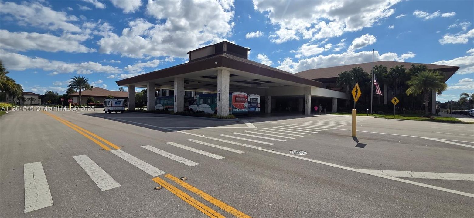 待售: $149,000 (1 贝兹, 1 浴室, 811 平方英尺)