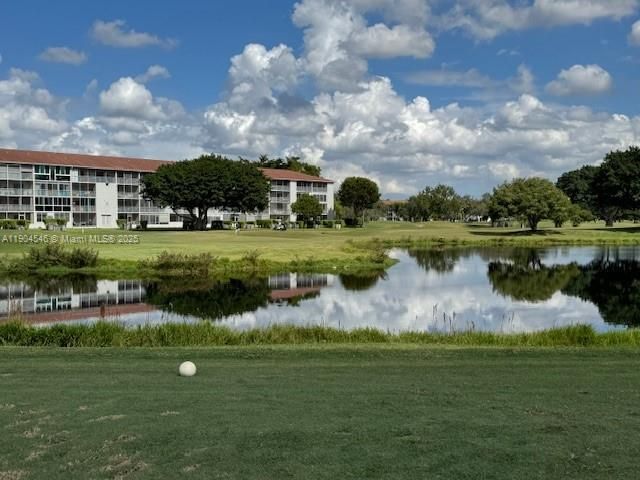 待售: $149,000 (1 贝兹, 1 浴室, 811 平方英尺)