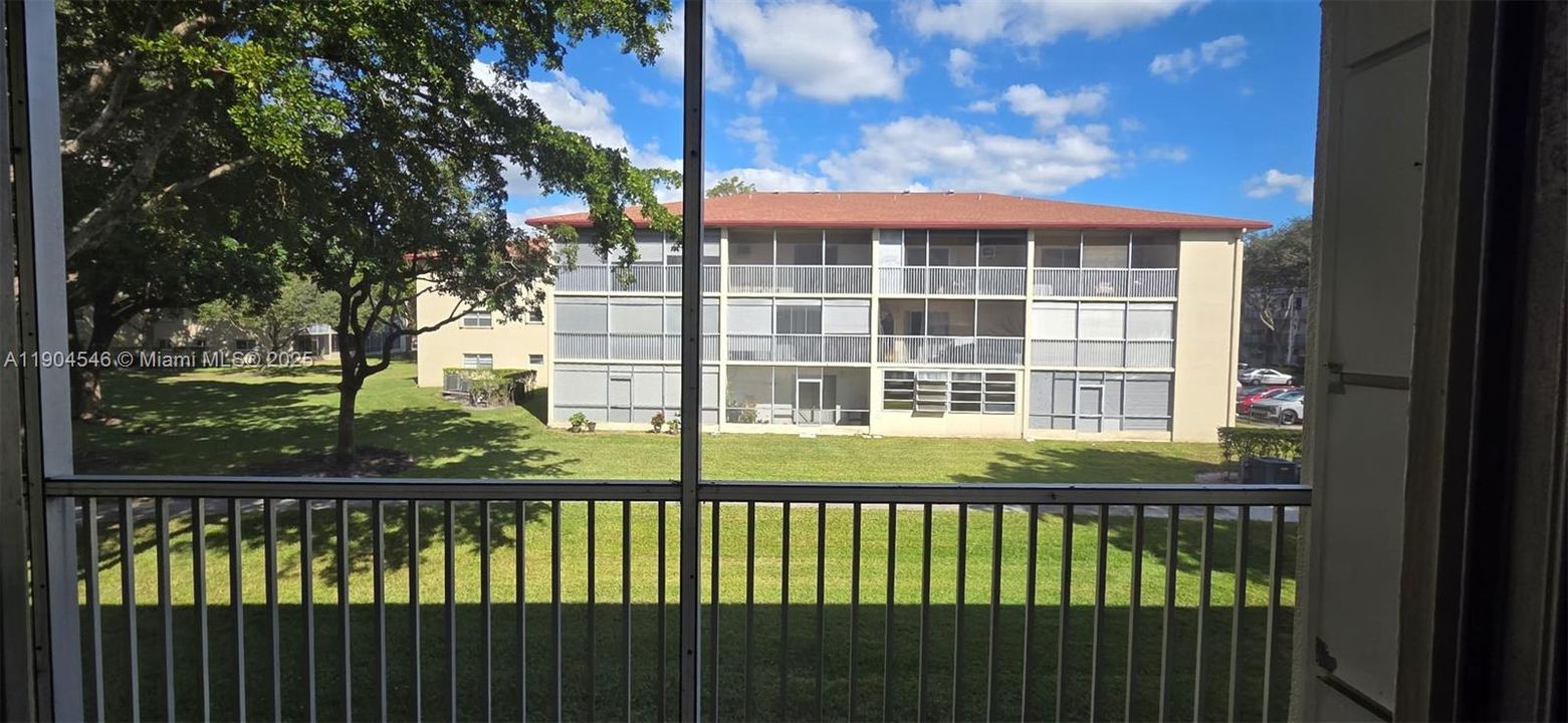 待售: $149,000 (1 贝兹, 1 浴室, 811 平方英尺)