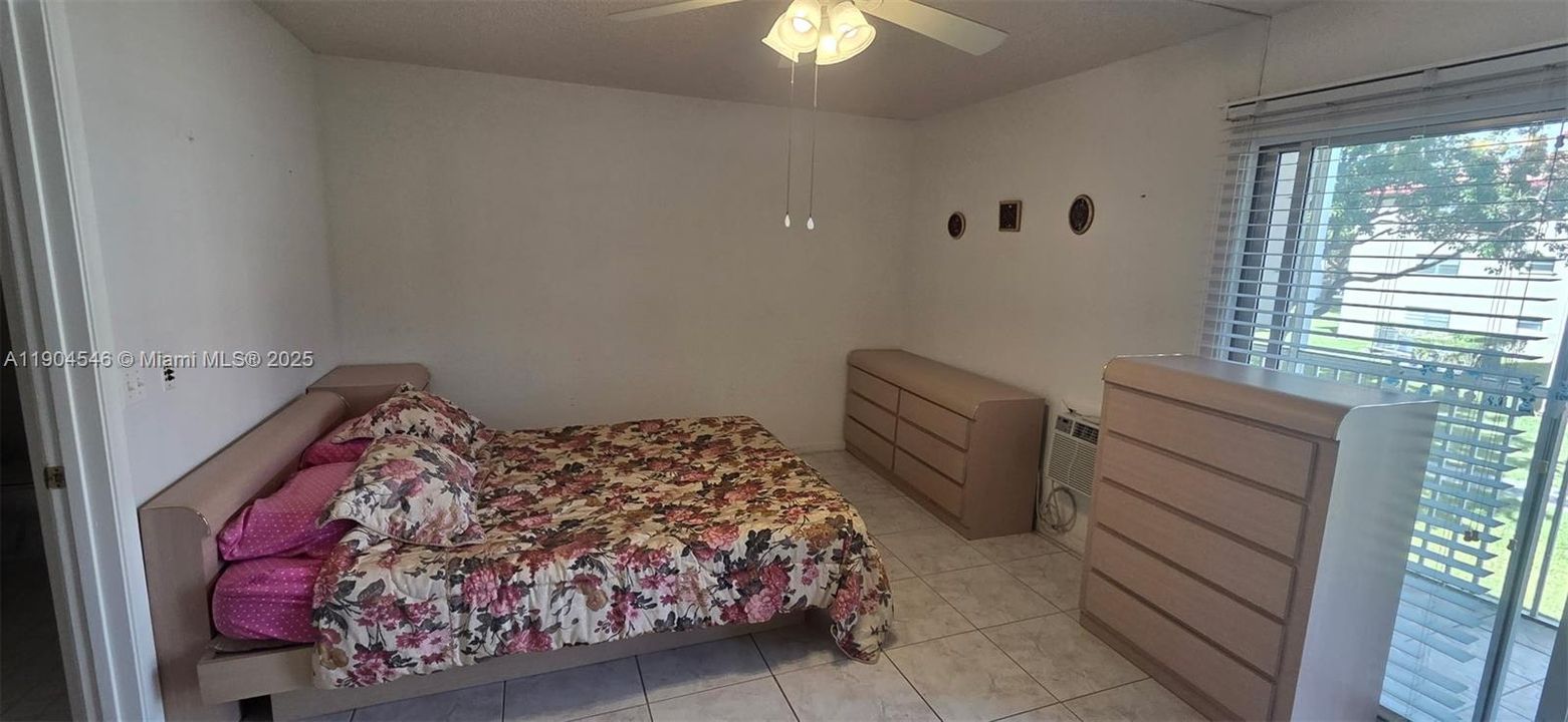 待售: $149,000 (1 贝兹, 1 浴室, 811 平方英尺)