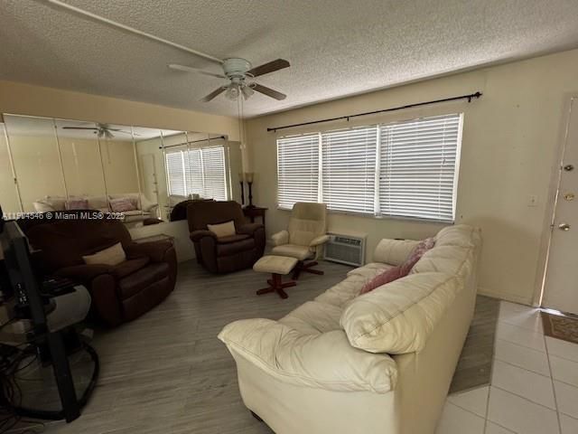 待售: $149,000 (1 贝兹, 1 浴室, 811 平方英尺)