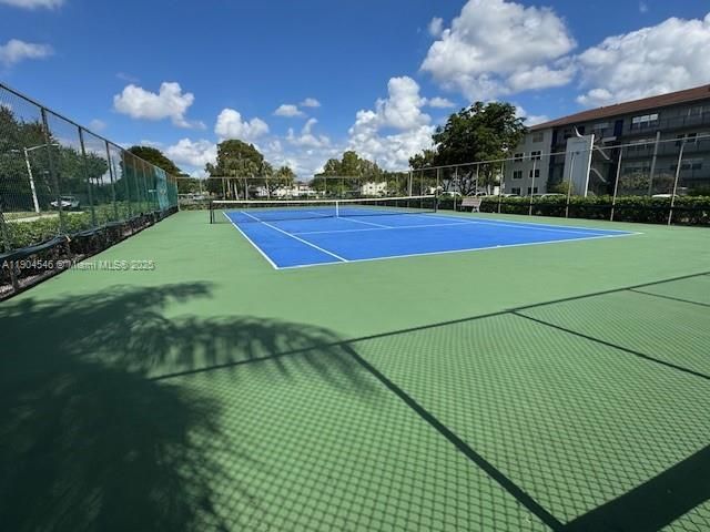 待售: $149,000 (1 贝兹, 1 浴室, 811 平方英尺)