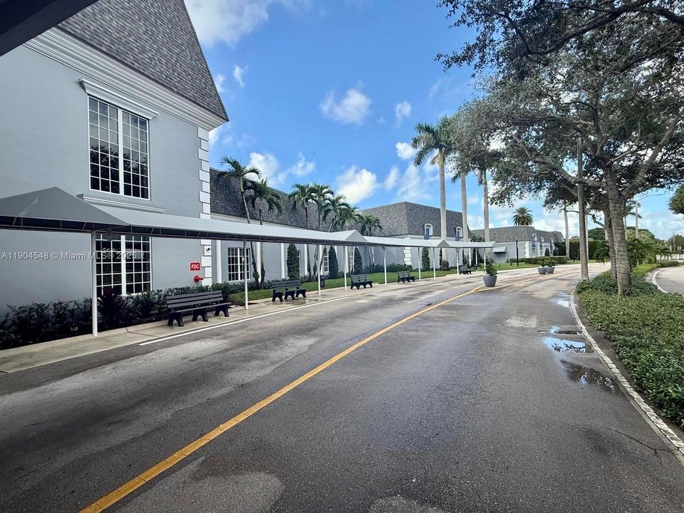 For Sale: $110,000 (1 beds, 1 baths, 720 Square Feet)