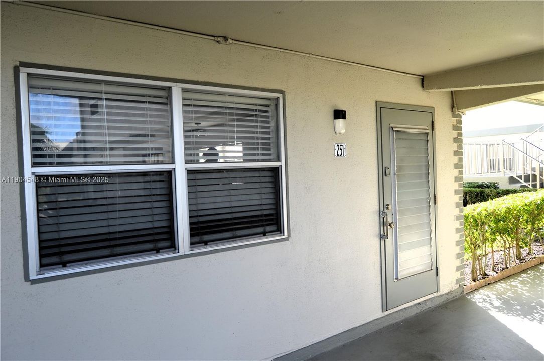 For Sale: $110,000 (1 beds, 1 baths, 720 Square Feet)