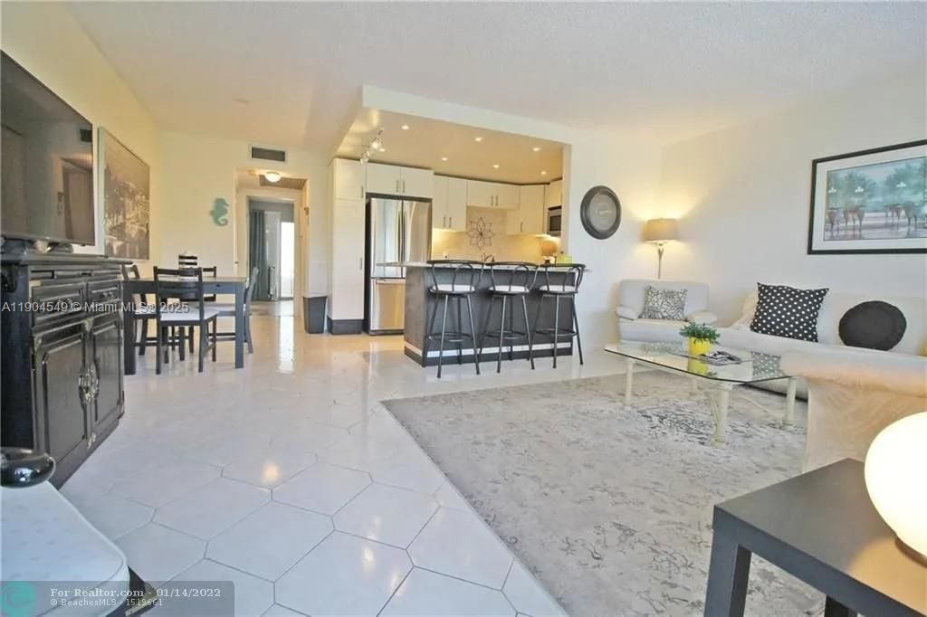 出租: $2,000 (1 贝兹, 1 浴室, 719 平方英尺)