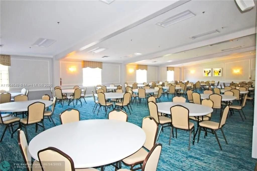 出租: $2,000 (1 贝兹, 1 浴室, 719 平方英尺)