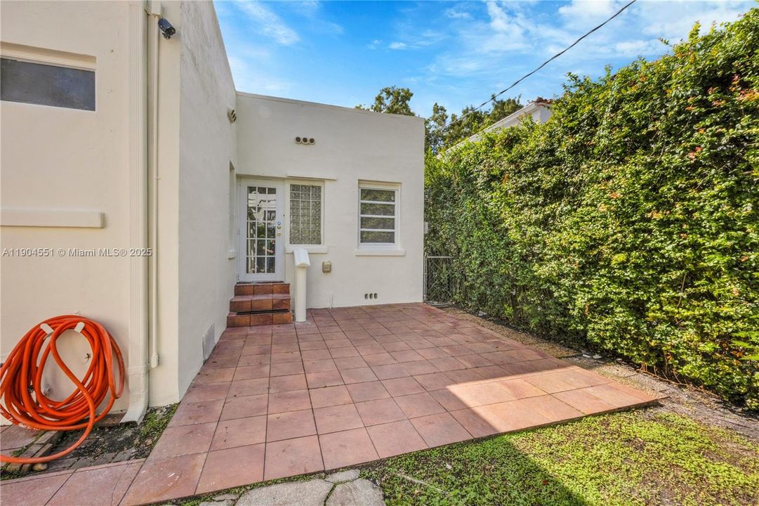 Recently Sold: $1,139,000 (3 beds, 2 baths, 1904 Square Feet)