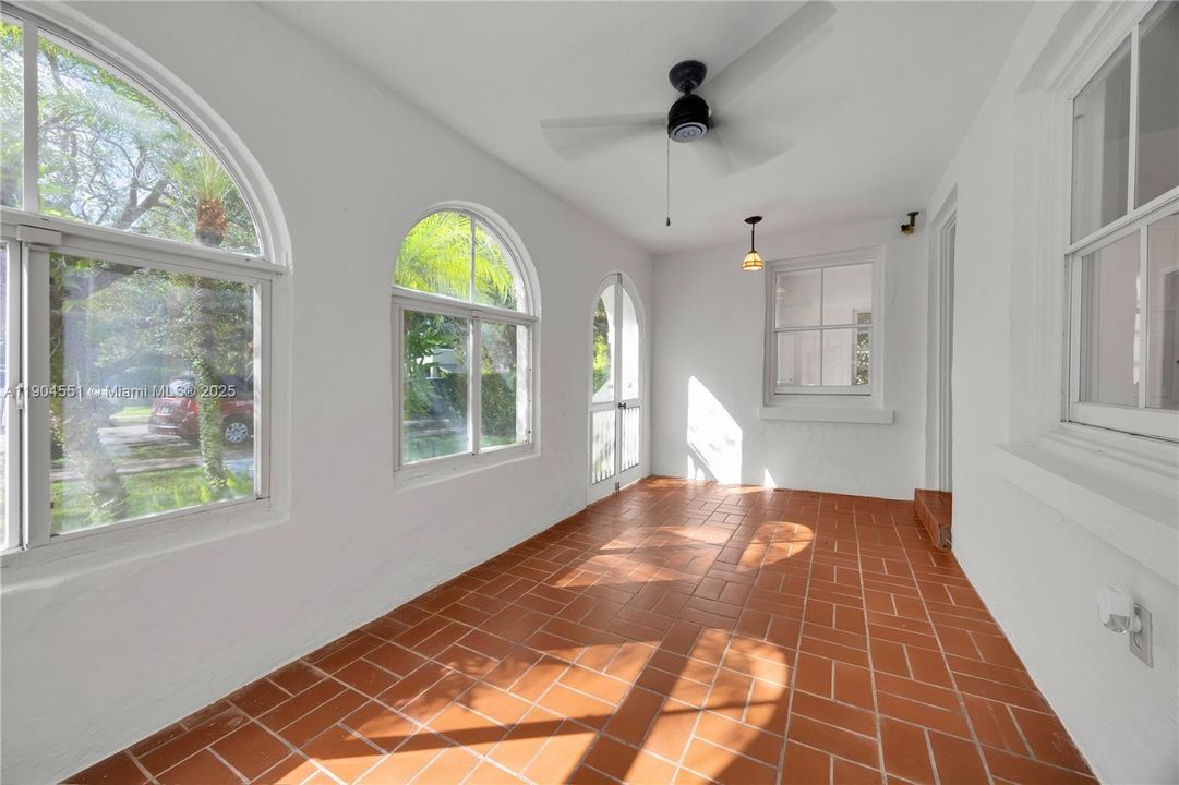 Recently Sold: $1,139,000 (3 beds, 2 baths, 1904 Square Feet)