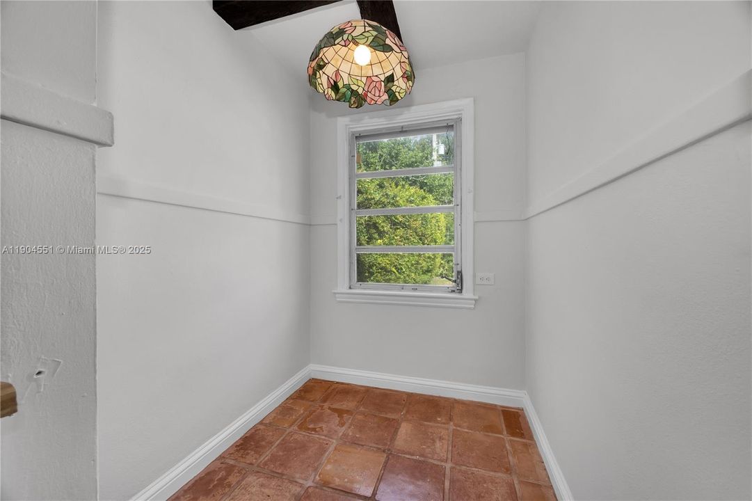 Recently Sold: $1,139,000 (3 beds, 2 baths, 1904 Square Feet)