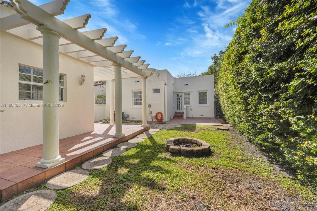 Recently Sold: $1,139,000 (3 beds, 2 baths, 1904 Square Feet)