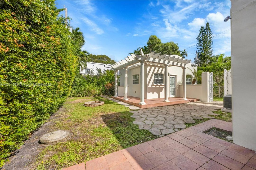 Recently Sold: $1,139,000 (3 beds, 2 baths, 1904 Square Feet)