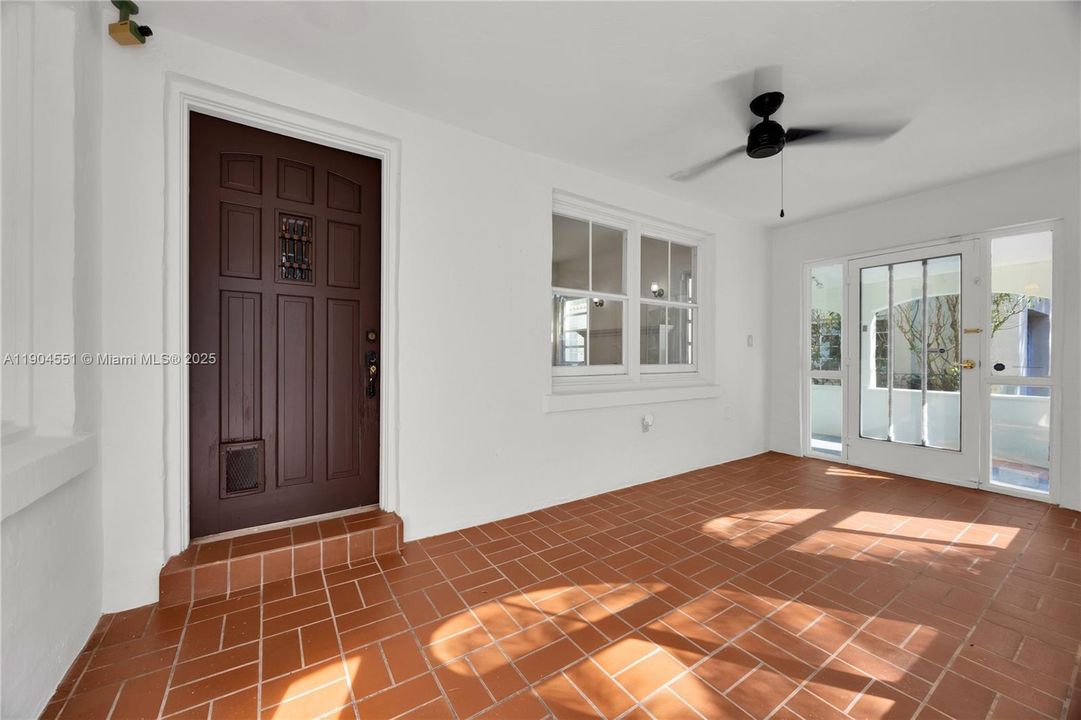 Recently Sold: $1,139,000 (3 beds, 2 baths, 1904 Square Feet)