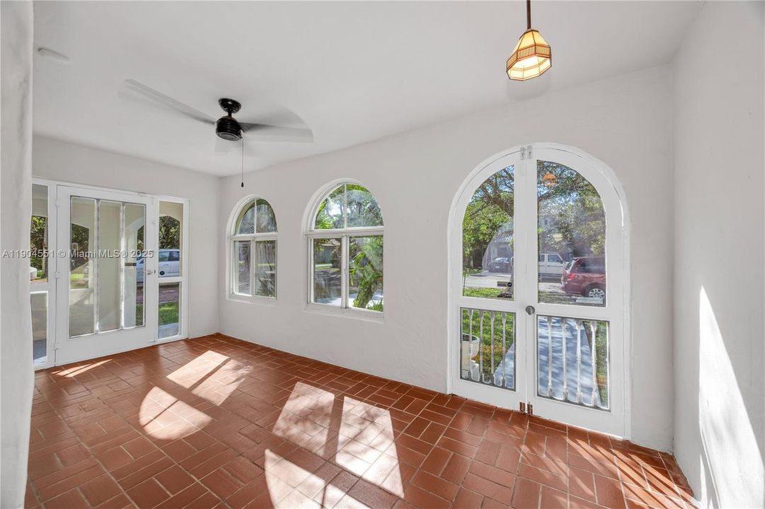 Recently Sold: $1,139,000 (3 beds, 2 baths, 1904 Square Feet)