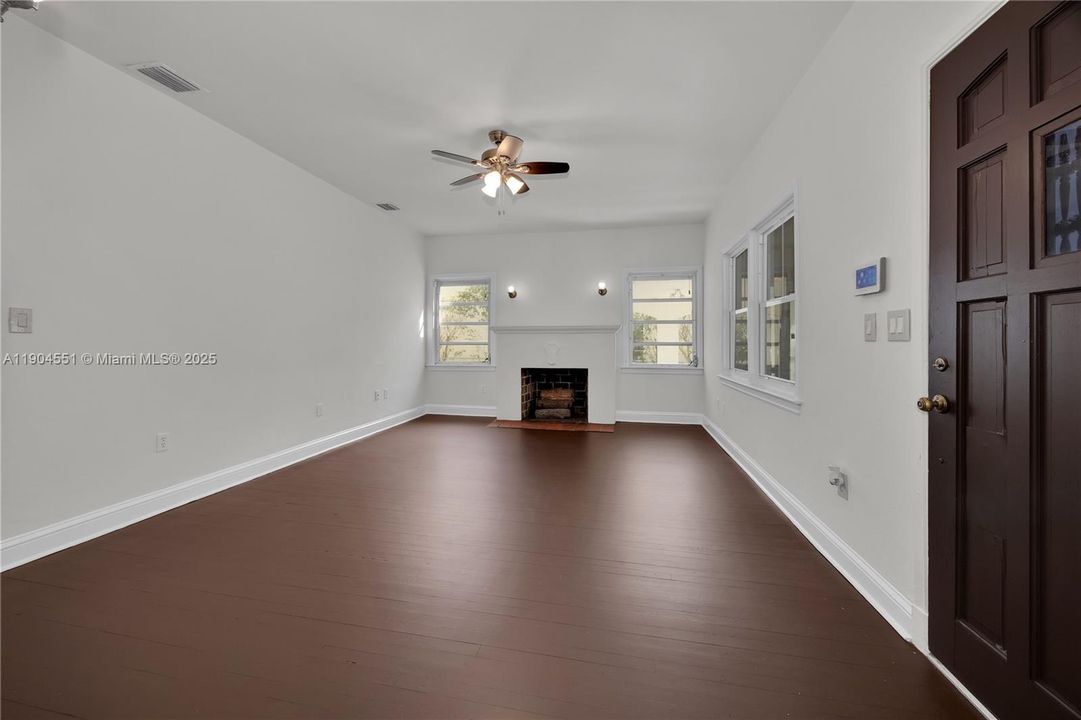 Recently Sold: $1,139,000 (3 beds, 2 baths, 1904 Square Feet)