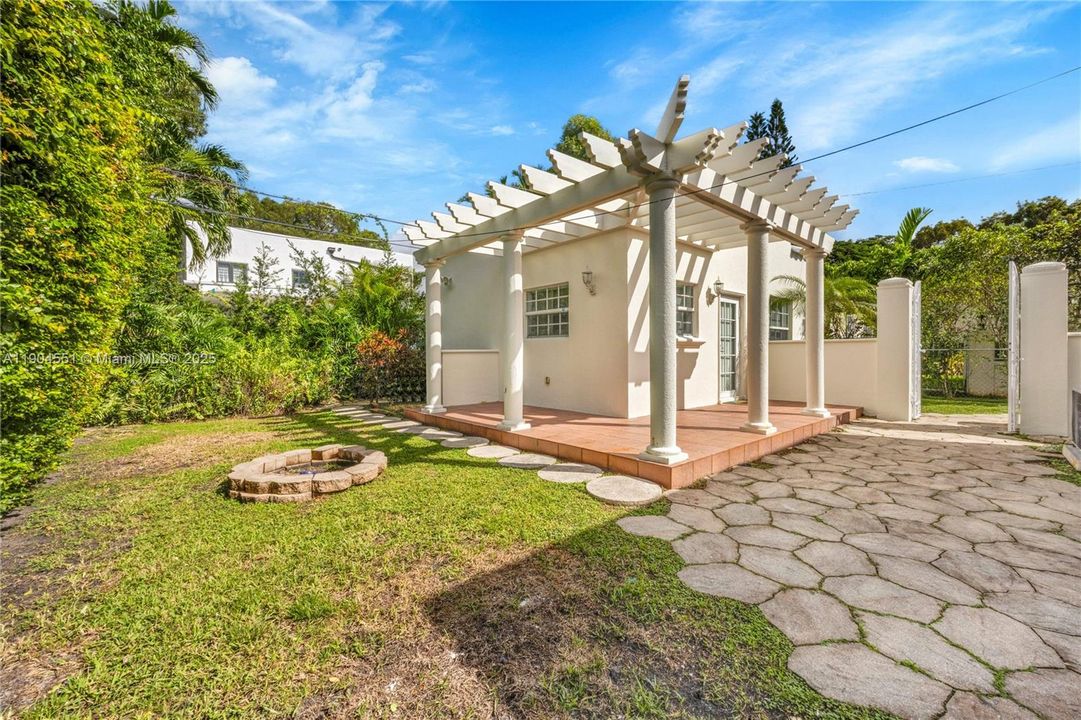 Recently Sold: $1,139,000 (3 beds, 2 baths, 1904 Square Feet)