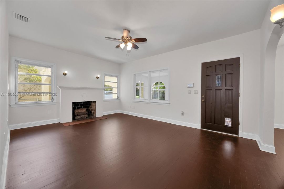 Recently Sold: $1,139,000 (3 beds, 2 baths, 1904 Square Feet)