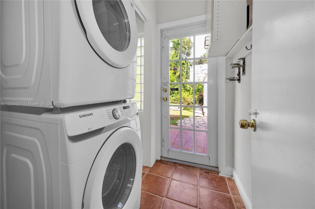 Recently Sold: $1,139,000 (3 beds, 2 baths, 1904 Square Feet)