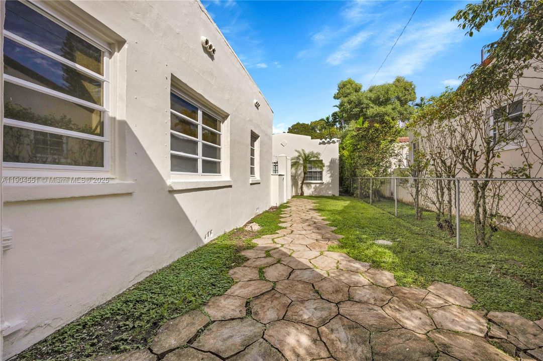 Recently Sold: $1,139,000 (3 beds, 2 baths, 1904 Square Feet)