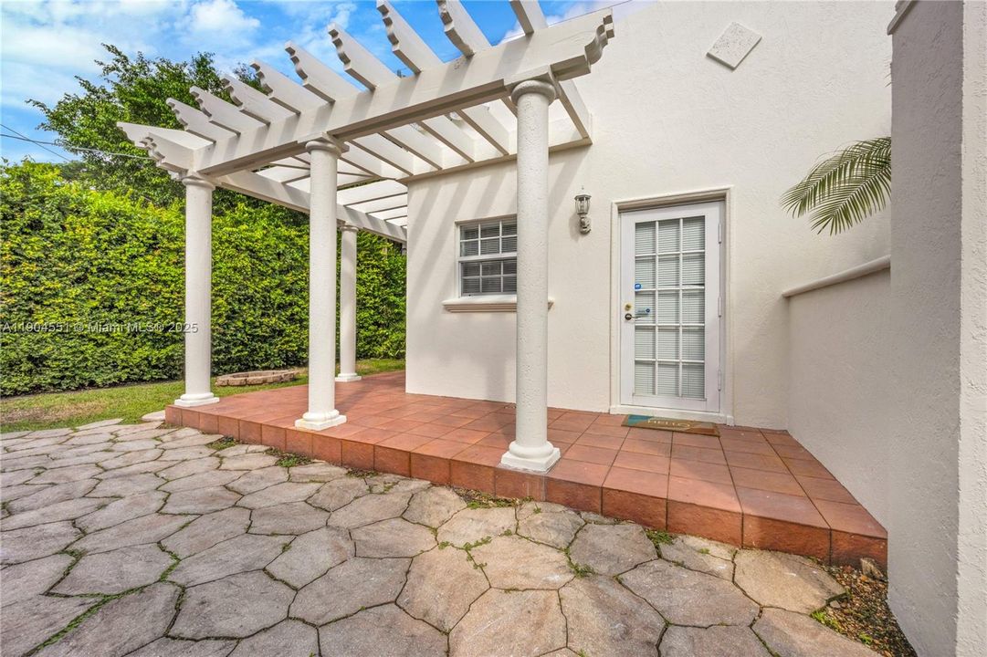 Recently Sold: $1,139,000 (3 beds, 2 baths, 1904 Square Feet)